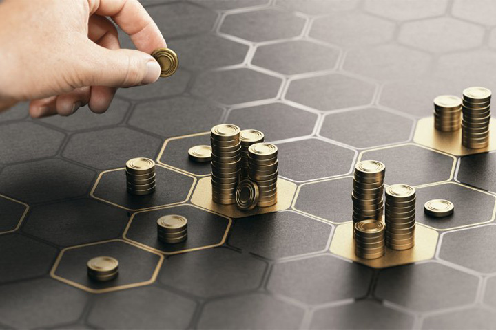 Coins arranged on hexagonal grid.